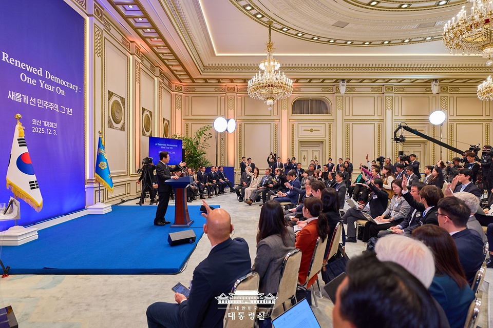 이재명 대통령이 3일 청와대 영빈관에서 열린 '새롭게 선 민주주의, 그 1년' 외신 기자회견에서 취재진의 질문을 받고 있다. 