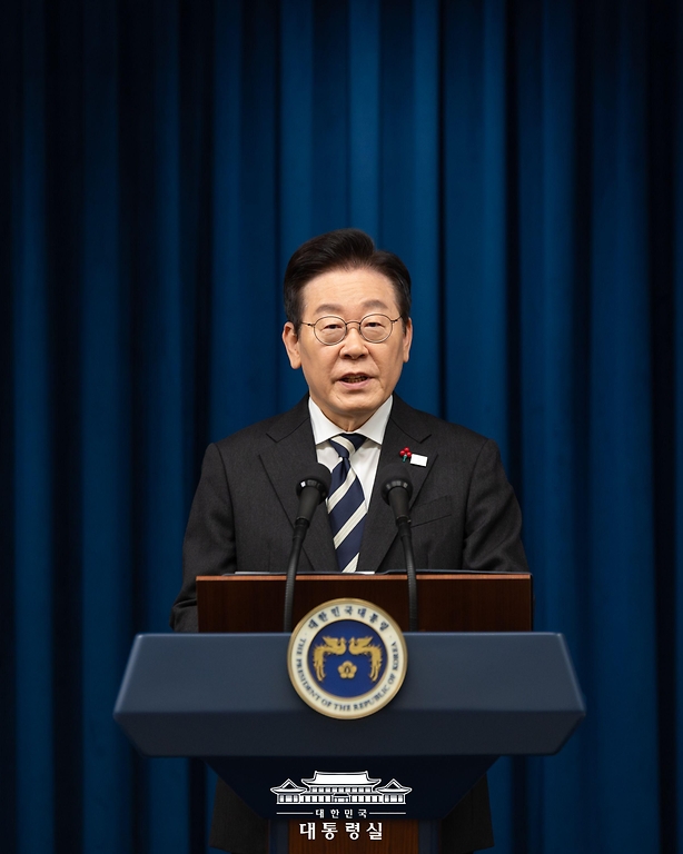 이재명 대통령이 3일 서울 용산 대통령실 청사에서 '빛의 혁명 1주년, 대통령 대국민 특별성명'을 발표하고 있다.