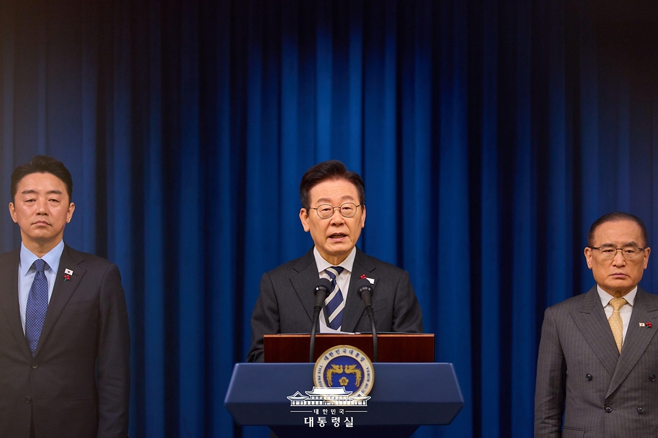 이재명 대통령이 3일 서울 용산 대통령실 청사에서 '빛의 혁명 1주년, 대통령 대국민 특별성명'을 발표하고 있다.