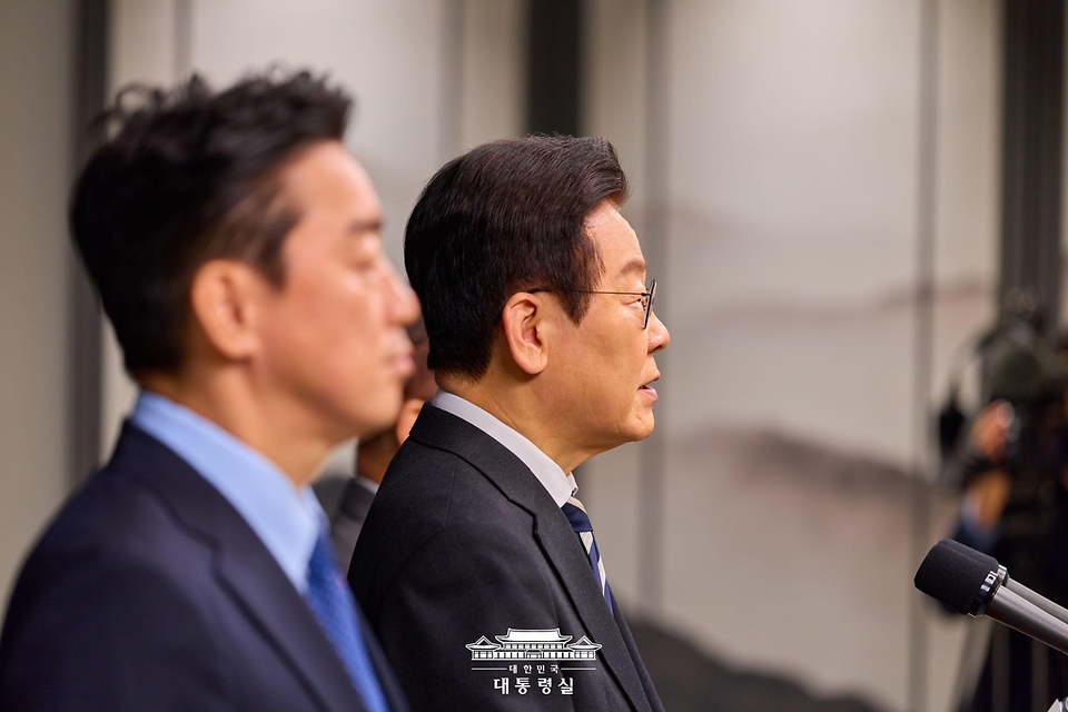 이재명 대통령이 3일 서울 용산 대통령실 청사에서 '빛의 혁명 1주년, 대통령 대국민 특별성명' 발표를 마친 후 취재진의 질문에 답변하고 있다.