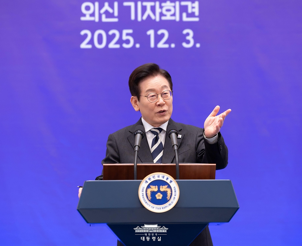이재명 대통령이 3일 청와대 영빈관에서 열린 '새롭게 선 민주주의, 그 1년' 외신 기자회견에서 취재진의 질문을 받고 있다.