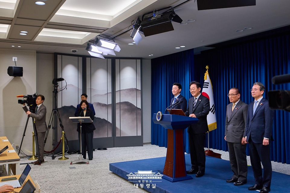 이재명 대통령이 3일 서울 용산 대통령실 청사에서 '빛의 혁명 1주년, 대통령 대국민 특별성명'을 발표하고 있다.