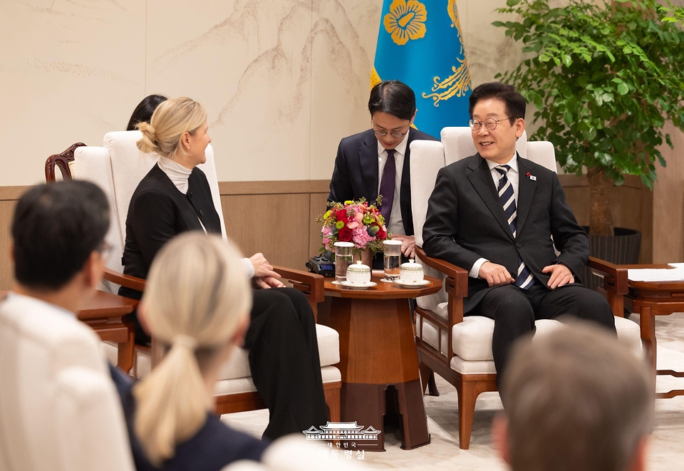 이재명 대통령이 3일 서울 용산 대통령실 청사에서 커스티 코번트리 국제올림픽위원회(IOC) 위원장을 접견하고 있다.