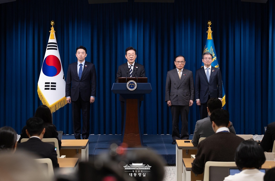 이재명 대통령이 3일 서울 용산 대통령실 청사에서 '빛의 혁명 1주년, 대통령 대국민 특별성명'을 발표하고 있다.