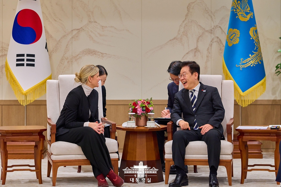 이재명 대통령이 3일 서울 용산 대통령실 청사에서 커스티 코번트리 국제올림픽위원회(IOC) 위원장을 접견하고 있다.