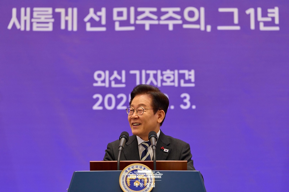 이재명 대통령이 3일 청와대 영빈관에서 열린 '새롭게 선 민주주의, 그 1년' 외신 기자회견에서 모두발언을 하고 있다. 