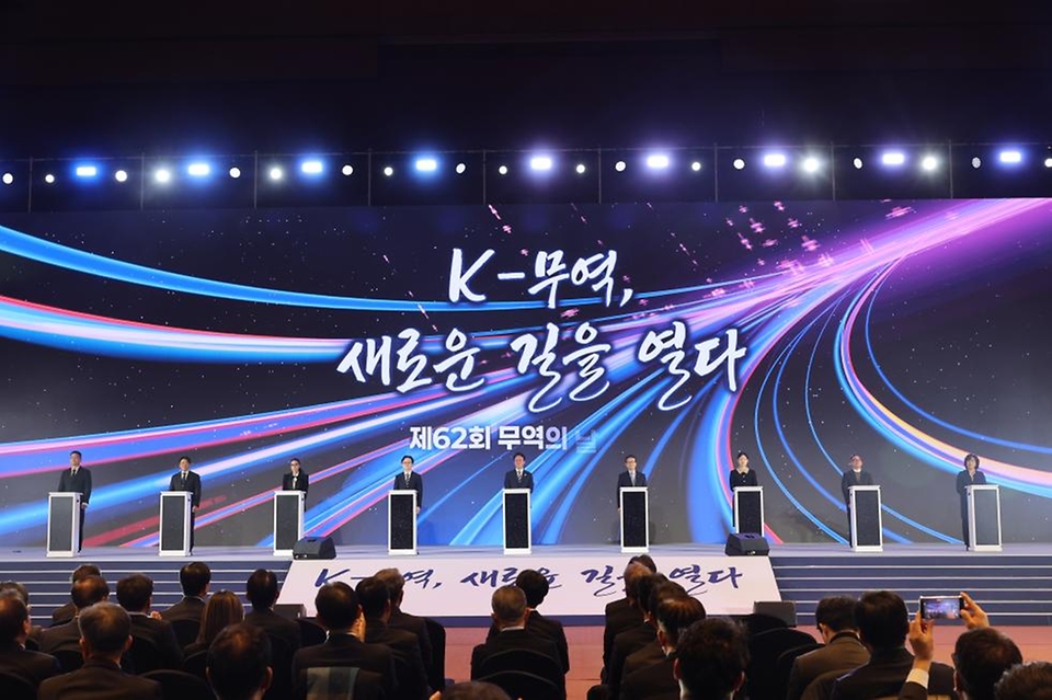 김민석 국무총리가 4일 삼성동 코엑스에서 열린 제62회 무역의 날 기념식에 참석, 축사 및 축하 퍼포먼스를 하고 있다.