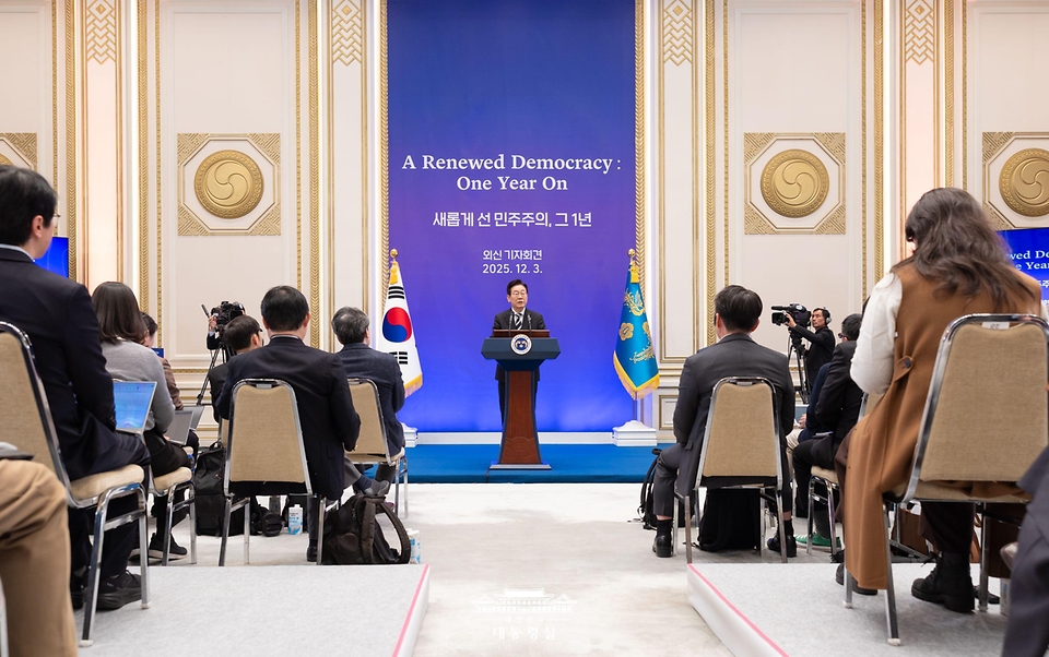 이재명 대통령이 3일 청와대 영빈관에서 열린 '새롭게 선 민주주의, 그 1년' 외신 기자회견에서 모두발언을 하고 있다.