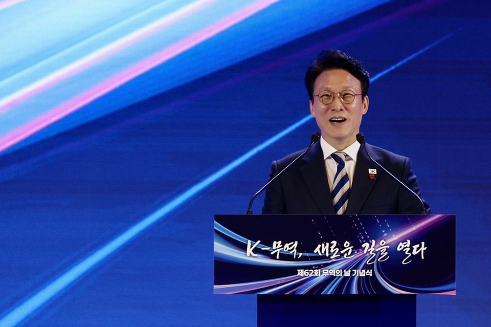 김민석 국무총리가 4일 삼성동 코엑스에서 열린 제62회 무역의 날 기념식에 참석, 축사 및 축하 퍼포먼스를 하고 있다.