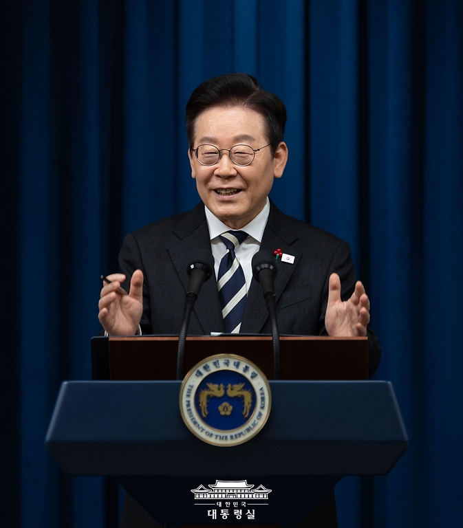 이재명 대통령이 3일 서울 용산 대통령실 청사에서 '빛의 혁명 1주년, 대통령 대국민 특별성명' 발표를 마친 후 취재진의 질문에 답변하고 있다.