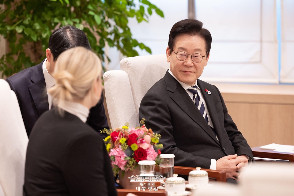 이재명 대통령이 3일 서울 용산 대통령실 청사에서 커스티 코번트리 국제올림픽위원회(IOC) 위원장을 접견하고 있다.