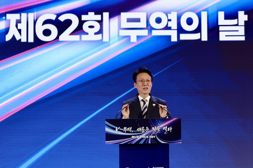 김민석 국무총리가 4일 삼성동 코엑스에서 열린 제62회 무역의 날 기념식에 참석, 축사 및 축하 퍼포먼스를 하고 있다.