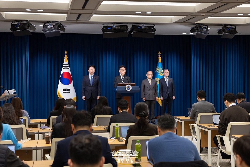 이재명 대통령이 3일 서울 용산 대통령실 청사에서 '빛의 혁명 1주년, 대통령 대국민 특별성명'을 발표하고 있다.