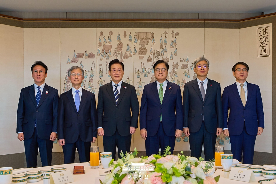 이재명 대통령이 3일 서울 용산 대통령실 청사에서 열린 5부 요인 초청 오찬에서 기념촬영을 하고 있다.