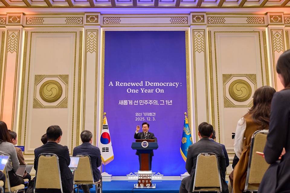 이재명 대통령이 3일 청와대 영빈관에서 열린 '새롭게 선 민주주의, 그 1년' 외신 기자회견에서 모두발언을 하고 있다.