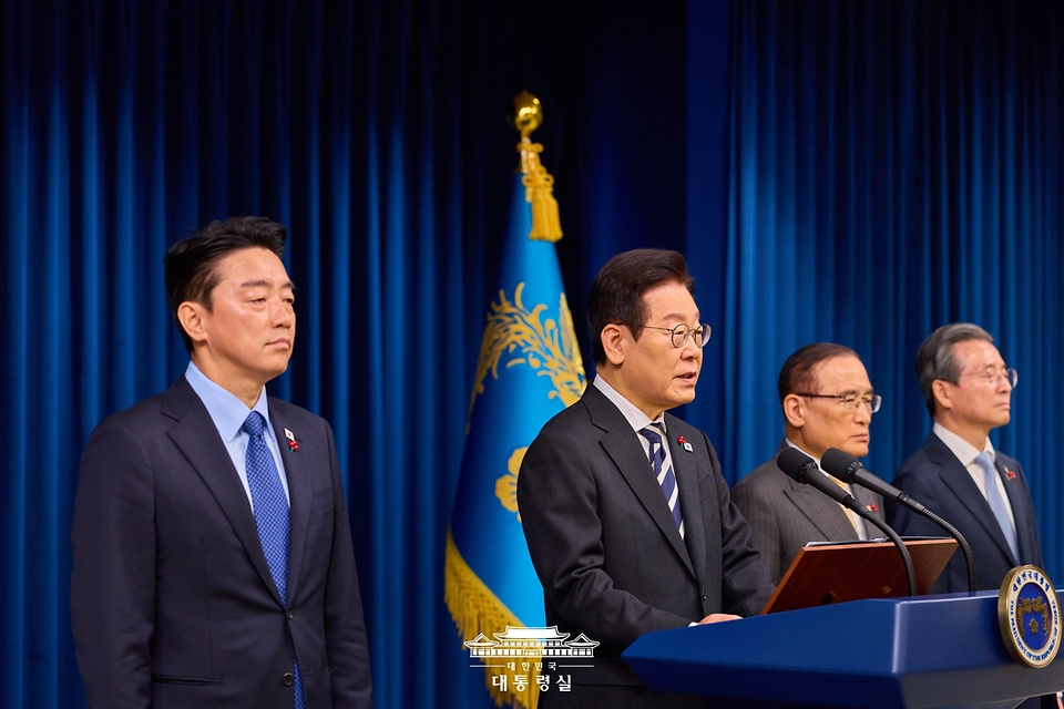 이재명 대통령이 3일 서울 용산 대통령실 청사에서 '빛의 혁명 1주년, 대통령 대국민 특별성명'을 발표하고 있다.