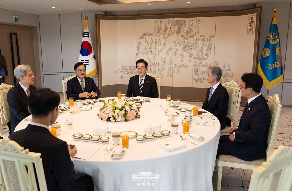 이재명 대통령이 3일 서울 용산 대통령실 청사에서 열린 5부 요인 초청 오찬에서 발언하고 있다.