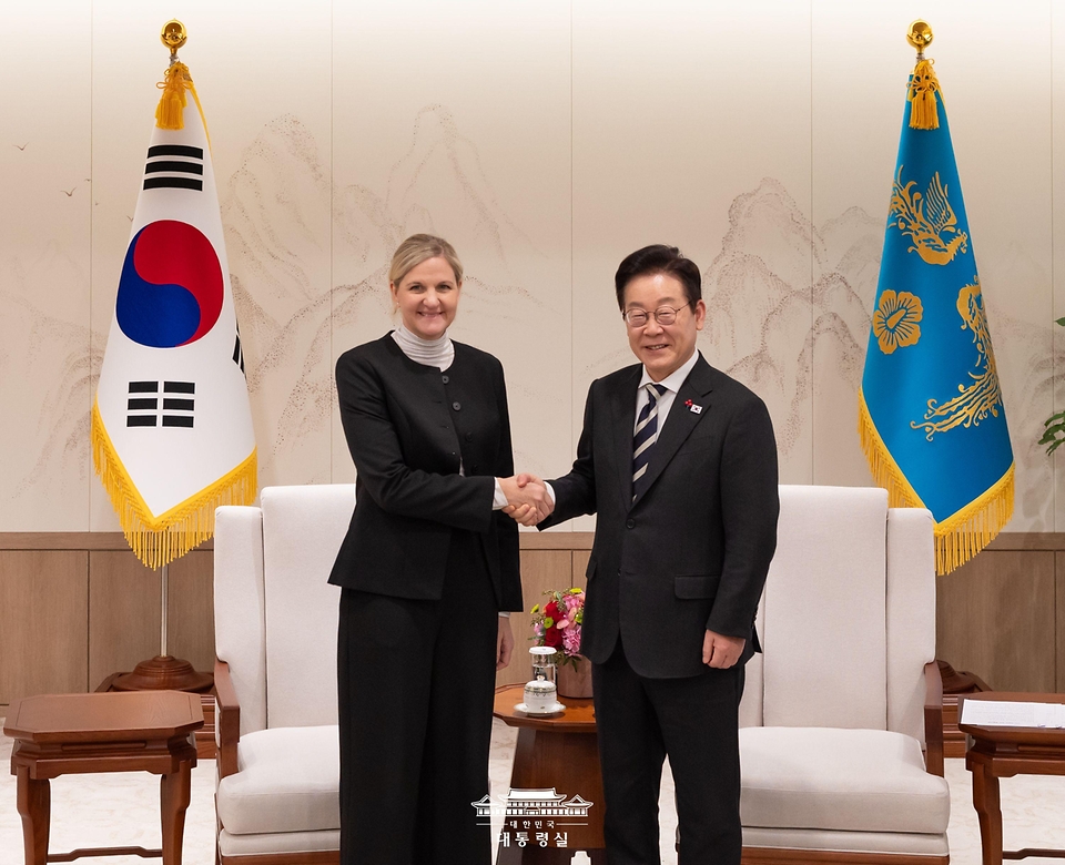 이재명 대통령이 3일 서울 용산 대통령실 청사에서 커스티 코번트리 국제올림픽위원회(IOC) 위원장 접견에 앞서 악수하고 있다.