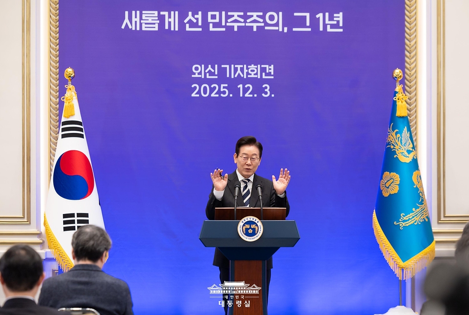 이재명 대통령이 3일 청와대 영빈관에서 열린 '새롭게 선 민주주의, 그 1년' 외신 기자회견에서 모두발언을 하고 있다. 