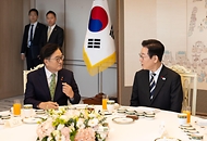 이재명 대통령이 3일 서울 용산 대통령실 청사에서 열린 5부 요인 초청 오찬에서 우원식 국회의장과 대화를 나누고 있다.