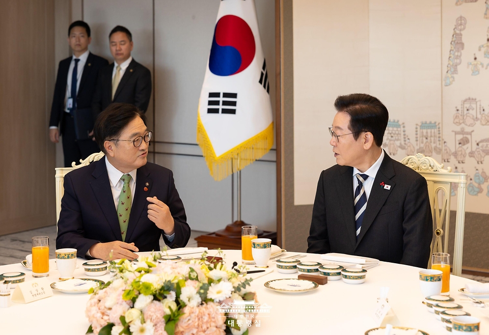 이재명 대통령이 3일 서울 용산 대통령실 청사에서 열린 5부 요인 초청 오찬에서 우원식 국회의장과 대화를 나누고 있다.