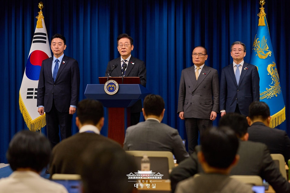 이재명 대통령이 3일 서울 용산 대통령실 청사에서 '빛의 혁명 1주년, 대통령 대국민 특별성명'을 발표하고 있다.
