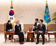 이재명 대통령이 3일 서울 용산 대통령실 청사에서 커스티 코번트리 국제올림픽위원회(IOC) 위원장을 접견하고 있다.