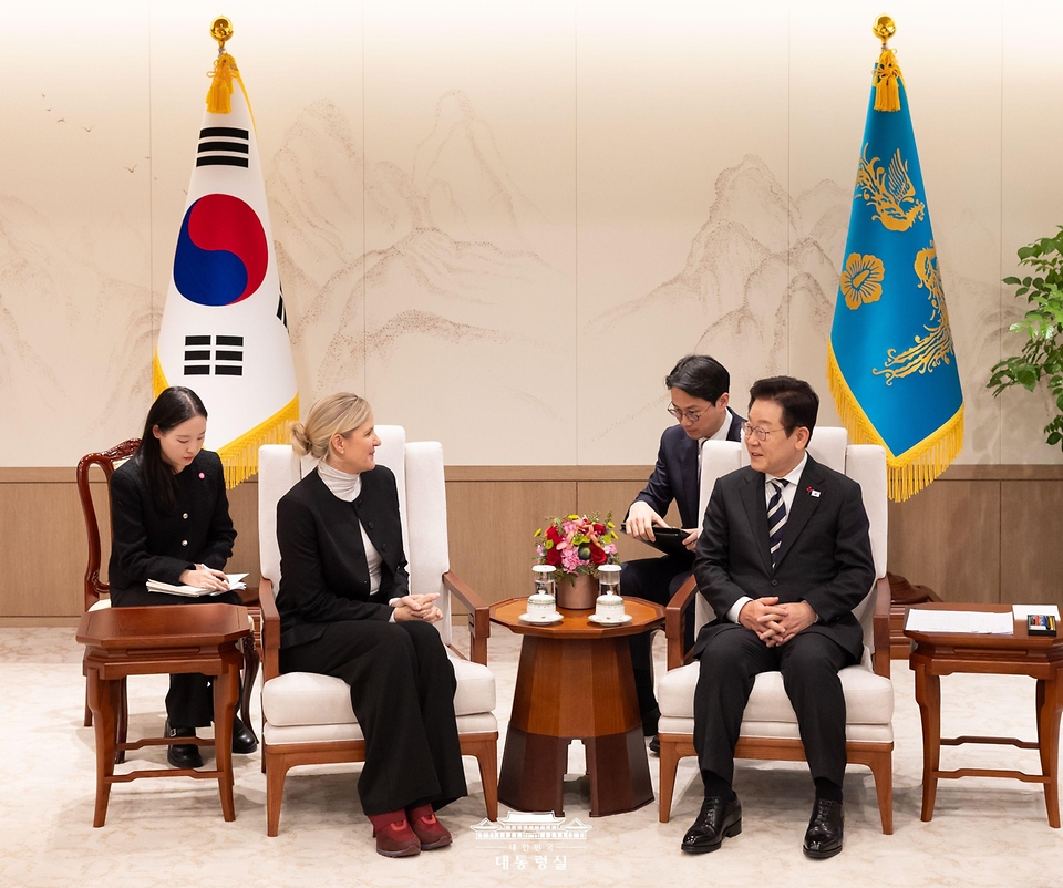 이재명 대통령이 3일 서울 용산 대통령실 청사에서 커스티 코번트리 국제올림픽위원회(IOC) 위원장을 접견하고 있다.