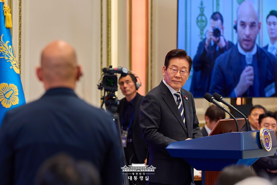 이재명 대통령이 3일 청와대 영빈관에서 열린 '새롭게 선 민주주의, 그 1년' 외신 기자회견에서 취재진의 질문을 듣고 있다.