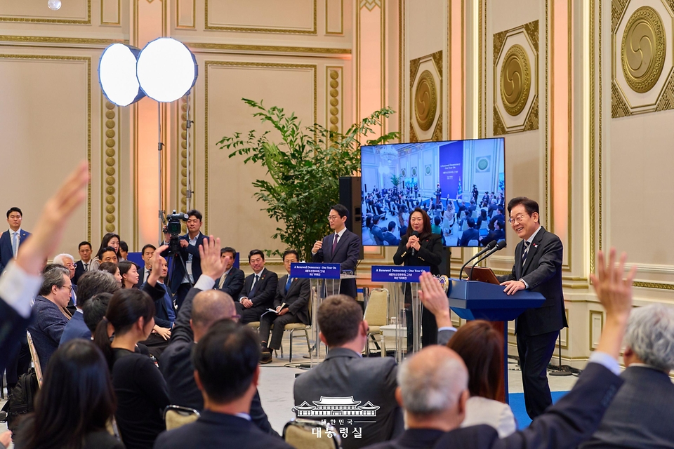 이재명 대통령이 3일 청와대 영빈관에서 열린 '새롭게 선 민주주의, 그 1년' 외신 기자회견에서 취재진의 질문을 받고 있다. 