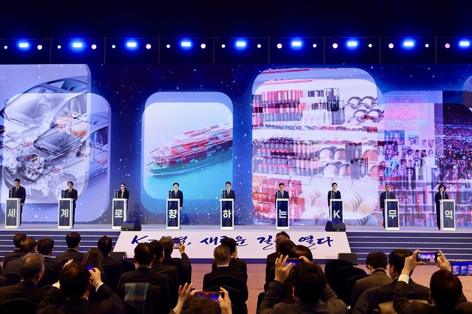 김민석 국무총리가 4일 삼성동 코엑스에서 열린 제62회 무역의 날 기념식에 참석, 축사 및 축하 퍼포먼스를 하고 있다.