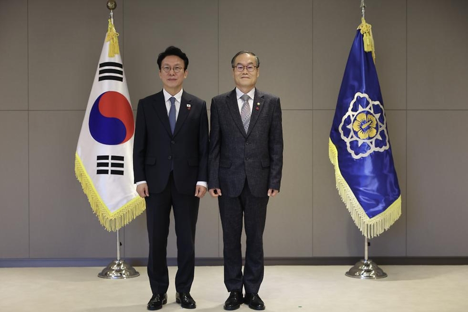 김민석 국무총리가 5일 세종 다솜로 정부세종청사에서 열린 차관급 임명장 수여식에서 임명장 전달 및 기념촬영을 하고 있다.