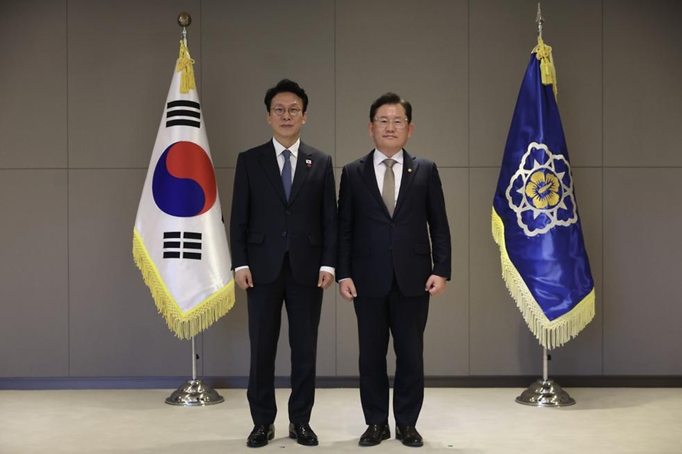 김민석 국무총리가 5일 세종 다솜로 정부세종청사에서 열린 차관급 임명장 수여식에서 임명장 전달 및 기념촬영을 하고 있다.