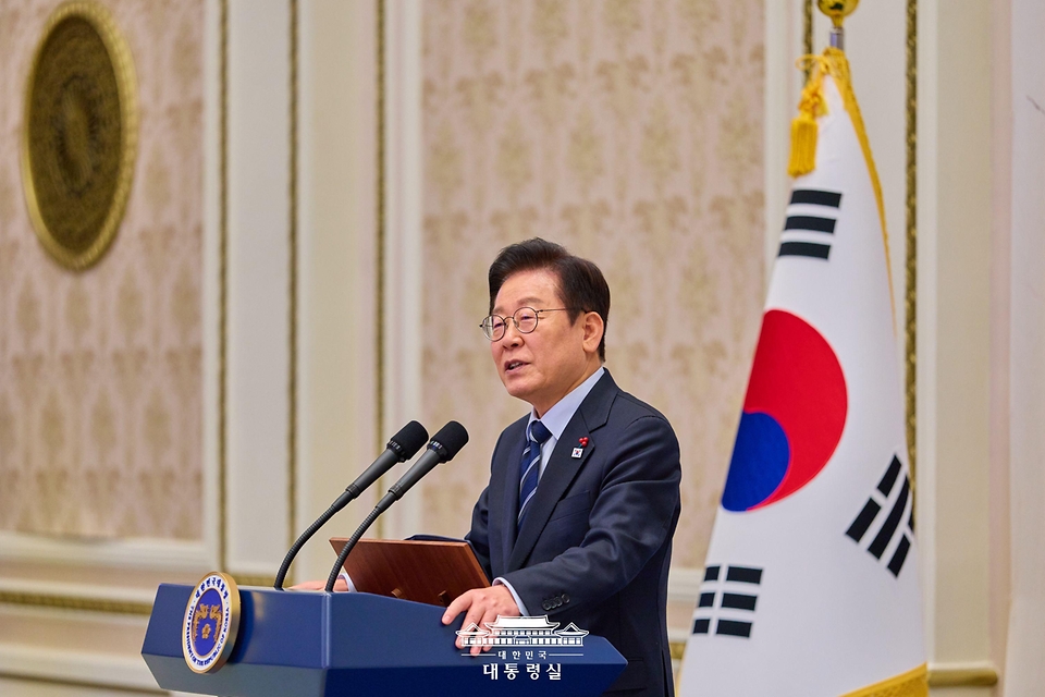 이재명 대통령이 4일 청와대 영빈관에서 열린 산업 역군 초청 오찬 행사에서 인사말을 하고 있다. 