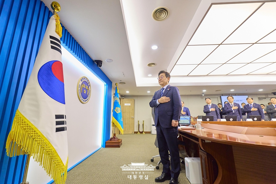 이재명 대통령이 4일 서울 용산 대통령실 청사에서 열린 수석보좌관회의에서 국민의례를 하고 있다. 