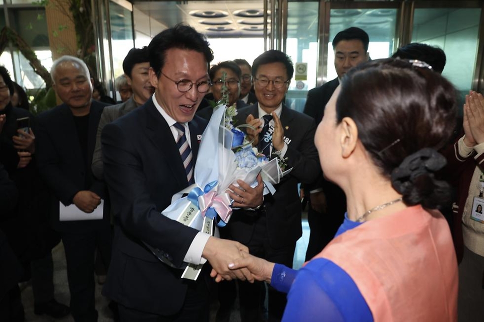김민석 국무총리가 4일 광주 남구 빛고을 노인건강타운에서 어르신들과 인사를 나누고 기념 촬영을 하고 있다.