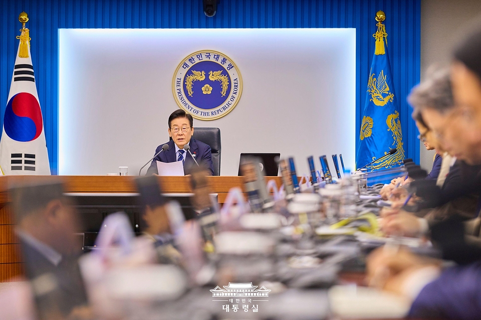 이재명 대통령이 4일 서울 용산 대통령실 청사에서 열린 수석보좌관회의에서 발언하고 있다.