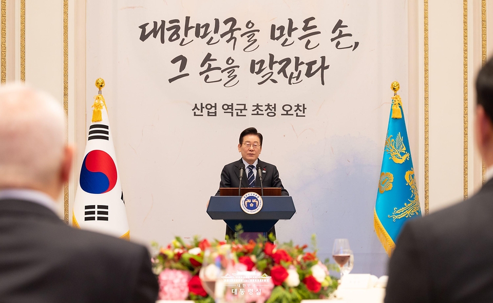 이재명 대통령이 4일 청와대 영빈관에서 열린 산업 역군 초청 오찬 행사에서 인사말을 하고 있다. 