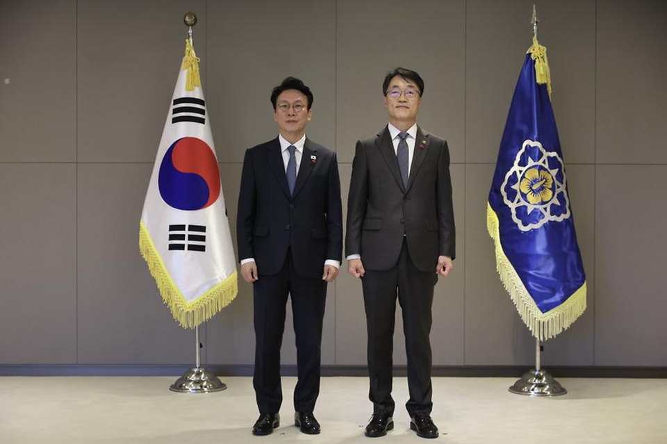 김민석 국무총리가 5일 세종 다솜로 정부세종청사에서 열린 차관급 임명장 수여식에서 임명장 전달 및 기념촬영을 하고 있다.