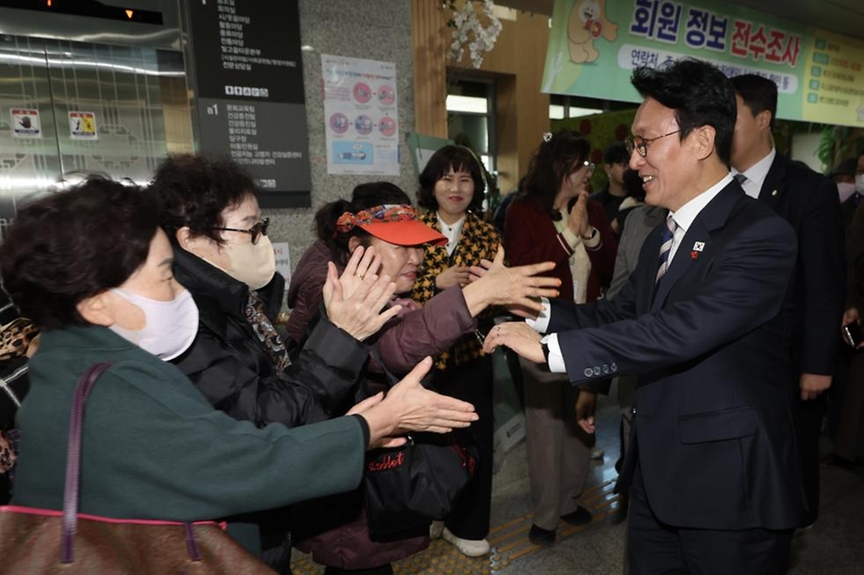 김민석 국무총리가 4일 광주 남구 빛고을 노인건강타운에서 어르신들과 인사를 나누고 기념 촬영을 하고 있다.
