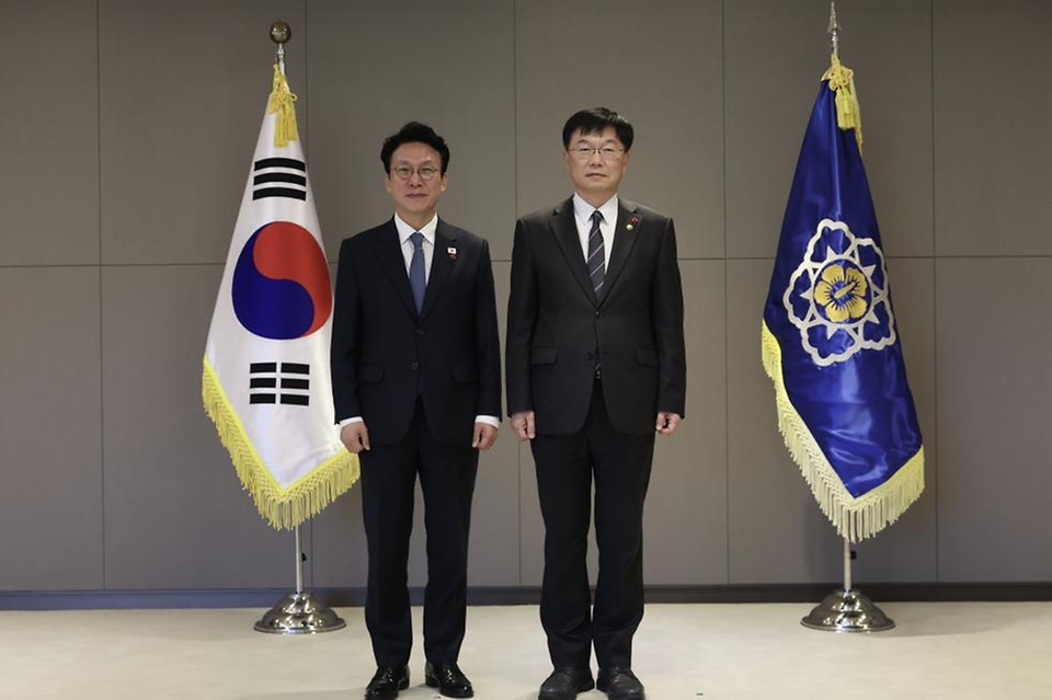 김민석 국무총리가 5일 세종 다솜로 정부세종청사에서 열린 차관급 임명장 수여식에서 임명장 전달 및 기념촬영을 하고 있다.