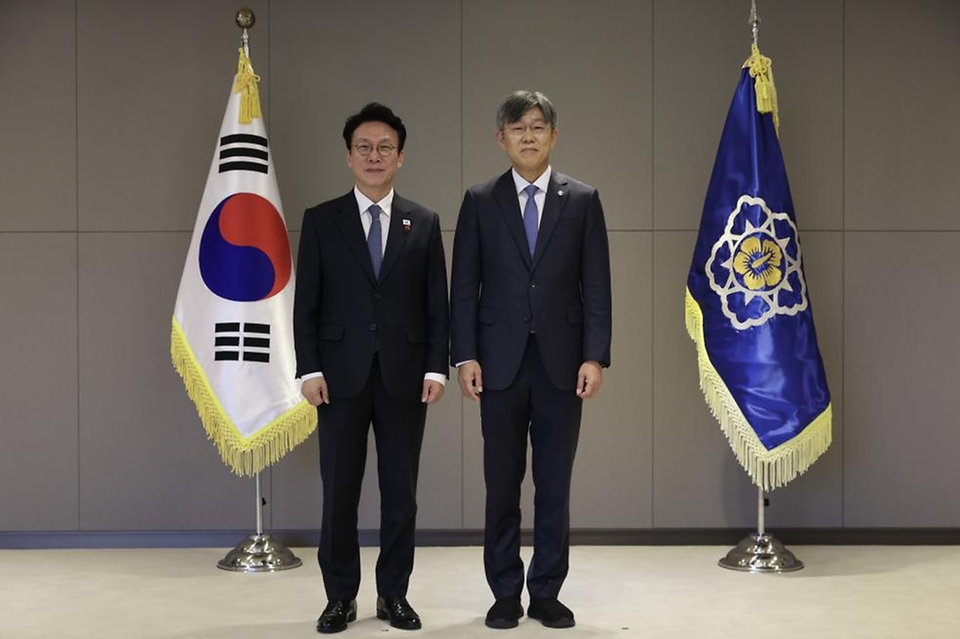 김민석 국무총리가 5일 세종 다솜로 정부세종청사에서 열린 차관급 임명장 수여식에서 임명장 전달 및 기념촬영을 하고 있다.