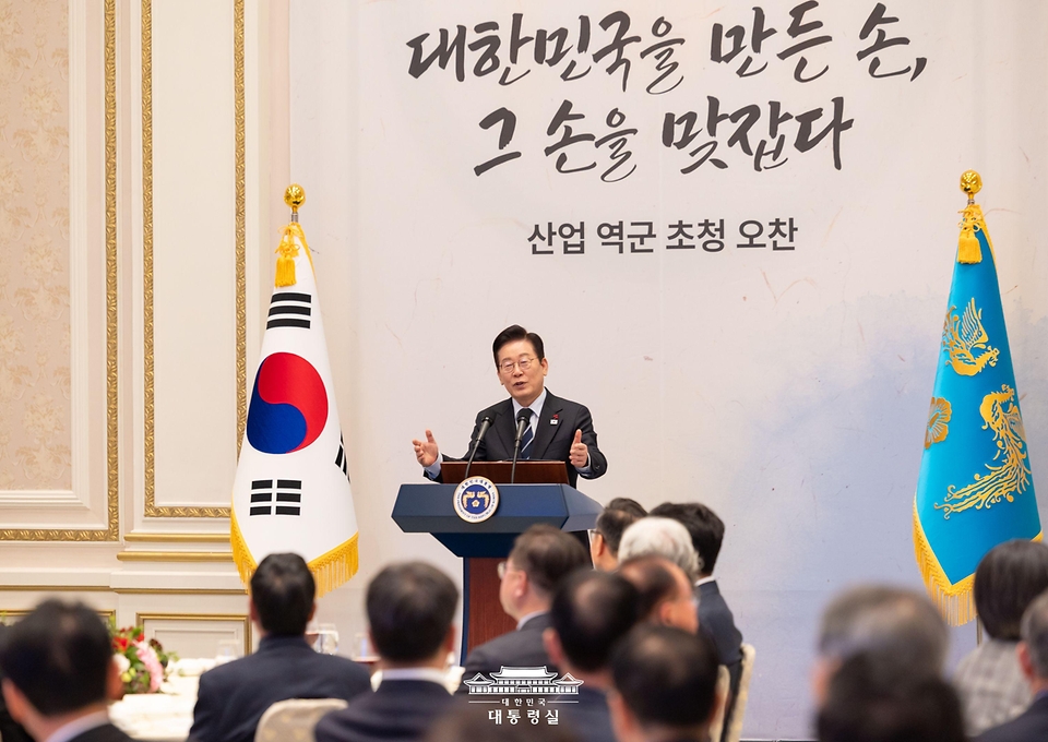 이재명 대통령이 4일 청와대 영빈관에서 열린 산업 역군 초청 오찬 행사에서 인사말을 하고 있다.