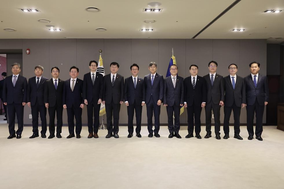 김민석 국무총리가 5일 세종 다솜로 정부세종청사에서 열린 차관급 임명장 수여식에서 임명장 전달 및 기념촬영을 하고 있다.