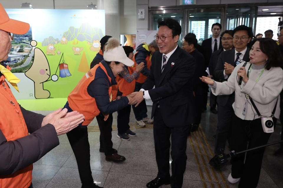 김민석 국무총리가 4일 광주 남구 빛고을 노인건강타운에서 어르신들과 인사를 나누고 기념 촬영을 하고 있다.