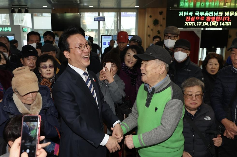 김민석 국무총리가 4일 광주 남구 빛고을 노인건강타운에서 어르신들과 인사를 나누고 기념 촬영을 하고 있다.