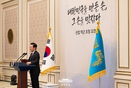 이재명 대통령이 4일 청와대 영빈관에서 열린 산업 역군 초청 오찬 행사에서 인사말을 하고 있다. 