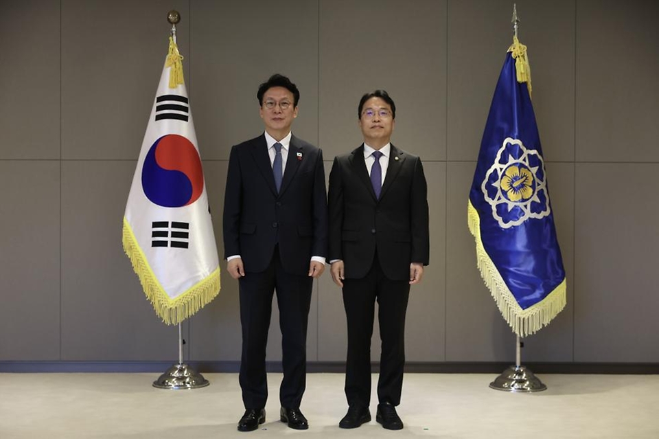 김민석 국무총리가 5일 세종 다솜로 정부세종청사에서 열린 차관급 임명장 수여식에서 임명장 전달 및 기념촬영을 하고 있다.