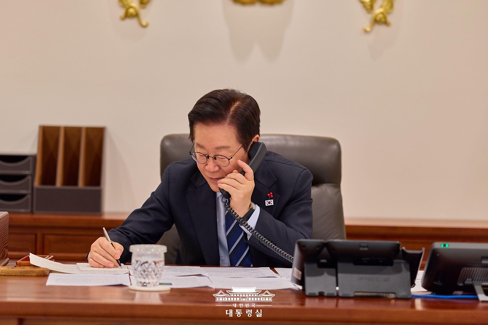 이재명 대통령이 4일 서울 용산 대통령실 청사에서 니쿠쇼르 다니엘 단 루마니아 대통령과 전화 통화를 하고 있다. 