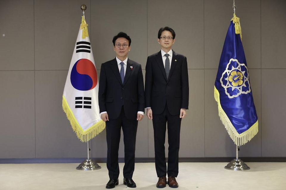 김민석 국무총리가 5일 세종 다솜로 정부세종청사에서 열린 차관급 임명장 수여식에서 임명장 전달 및 기념촬영을 하고 있다.